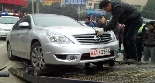 商洛：一车辆乱停放被强行拖离