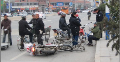 商洛丹江立交桥一自行车和摩托相撞