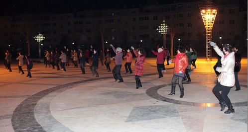 商洛：骑马舞变广场舞受居民欢迎