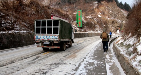 商洛普降大雪提醒过往司机慢行