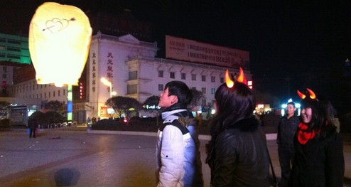 商洛：孔明灯寄语新年愿望