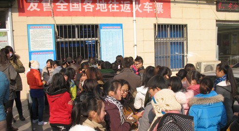 “春运”临近商洛火车票代购点“火”起来