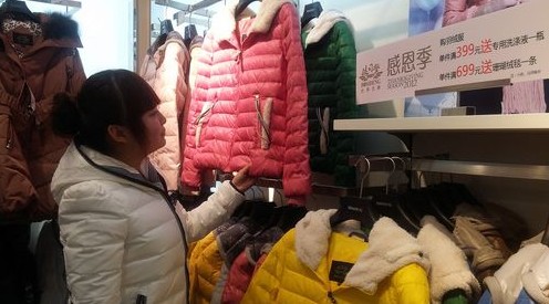 商洛：天气冷引羽绒服热