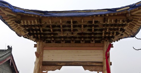 商洛：旧城改造中抢修出一座木质牌楼