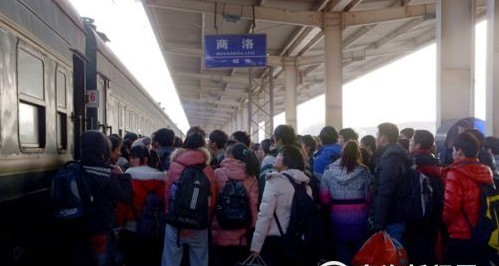 商洛火车站迎来节前客流小高峰