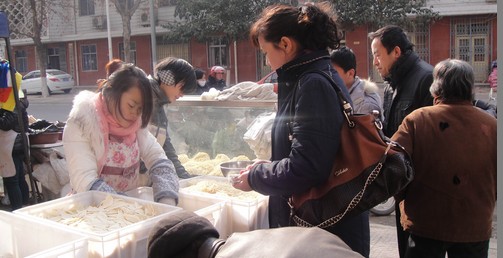 商洛：小面条挑起大生意