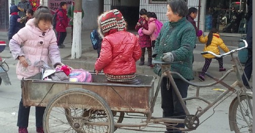 商洛：三轮接送孩子 危险！