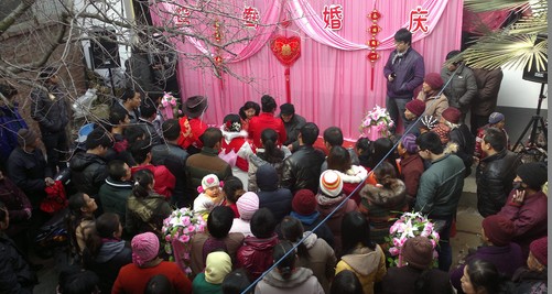 结婚成本昂贵  新人无奈“啃老”