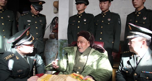 商洛军分区官兵看望抗战老兵