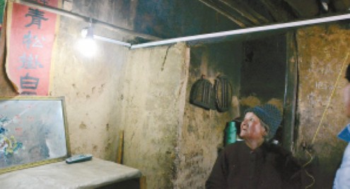 洛南：八十一岁独居老奶奶家里第一次亮电灯