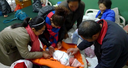 爱心人士为路边产女婴夫妇捐款