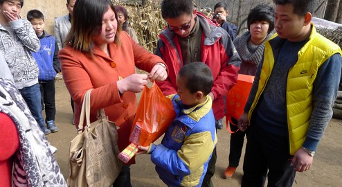 商洛：爱心人士为孤儿送温暖