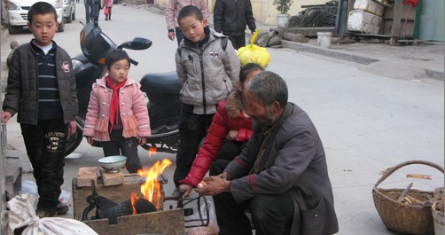 商洛：路边又闻爆米香