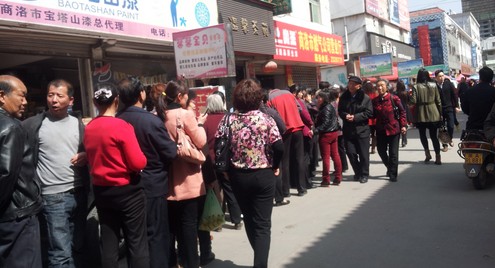 商洛：市民排队购买天然气