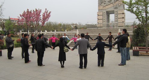 关爱自闭症患者活动在商洛丹江公园举行