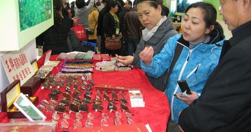 西洽会上商南水晶受到客商青睐