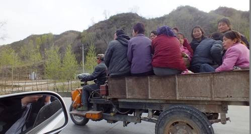 “砖机”有危险  农友当谨慎