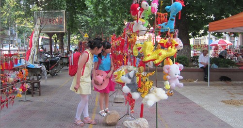 商洛：端午将至 香囊热销