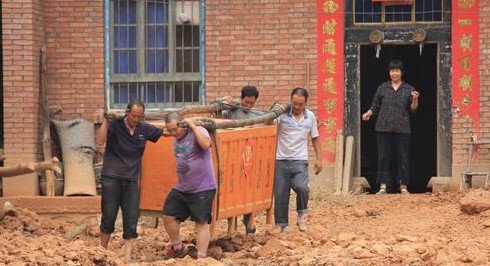 深度报道：山沟扑来泥石流