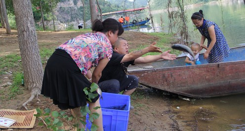 商洛市民购买活鱼河边放生