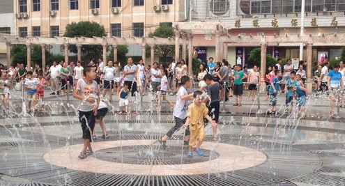 提醒商洛市民喷泉边游玩照顾好小孩