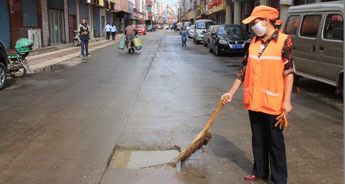 商洛兴商街一下水外溢影响市容