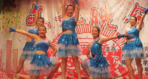 “迎国庆”文艺晚会在商洛市中心广场举行