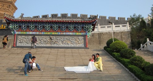 国庆山阳新婚夫妻丰阳塔下拍摄婚纱照