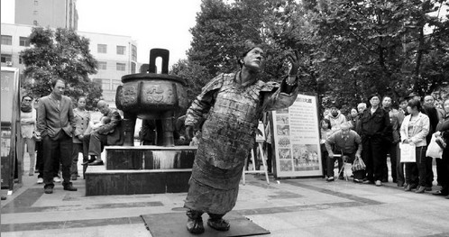 “兵马俑”亮相商洛街头