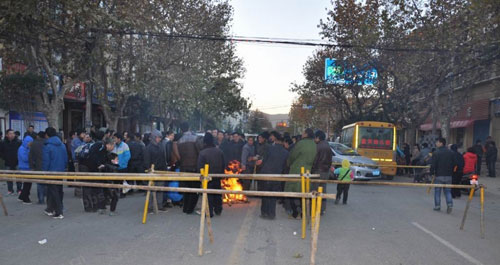 工头拖欠血汗钱 民工无奈堵街道