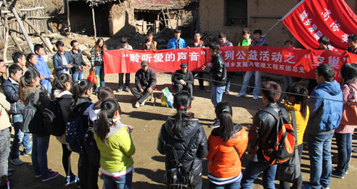 大学生关爱“空巢”老人