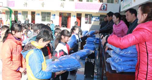 “德学基金会”向柞水县石瓮镇中心校捐赠棉衣