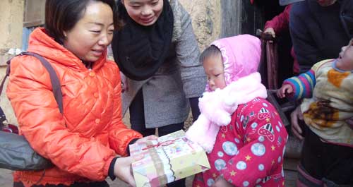 “三区”社工服务队联合社区为孤残儿童送去了温暖