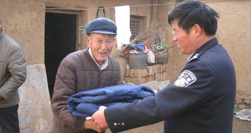 民警为留守老人送去过冬棉衣