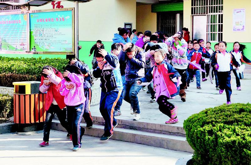 洛南县城关镇组织学生开展防灾安全演练