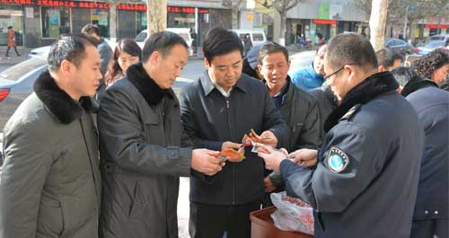 丹凤药监局向广大群众讲解食品安全知识