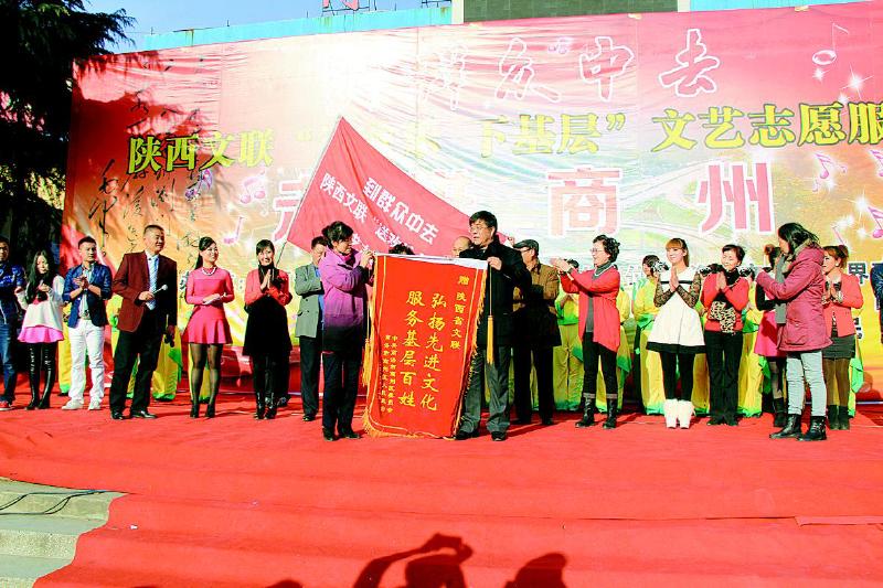 文艺送欢乐 真情暖山乡