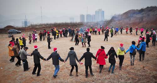 多名志愿者自发组织圣诞元旦联欢晚会