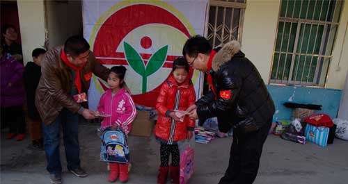 北“虎”跃南疆 寒冬送温暖