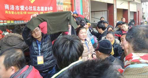 商洛爱心社区为群众免费发放衣物