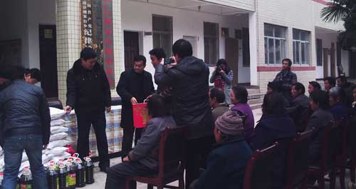 商南县合举办“为困难家庭、困难老人送温暖”活动