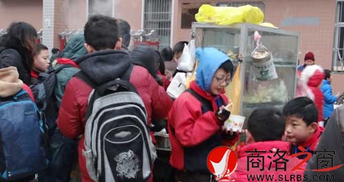 商洛市小学门外红火的早餐市场
