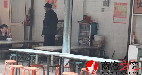 早餐结束后，摊点的餐桌下满是废弃的垃圾。