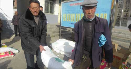 驻外商洛人为贫困家庭送去关爱和温暖