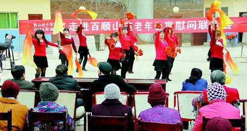商山红十字志愿者开展迎新春慰问演出