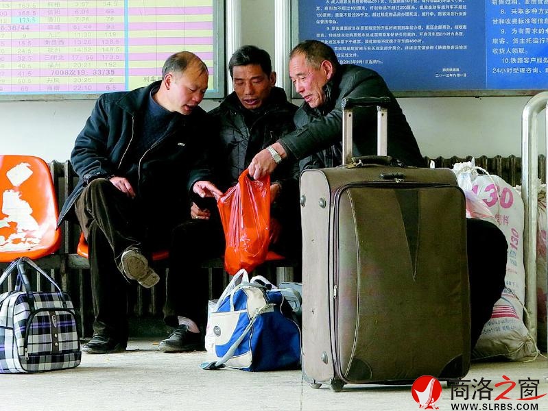 他们三个人坐在一起，面前放着大大小小的行李包