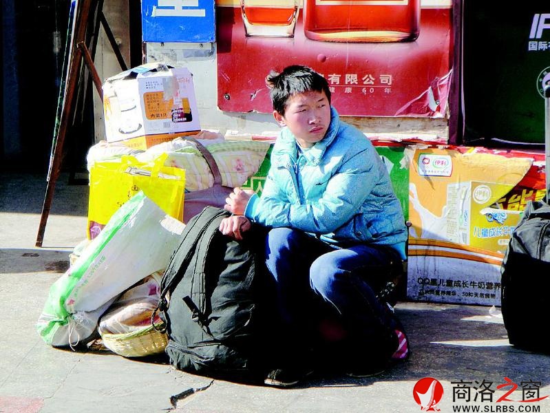 一个人，一堆行李。他看上去还是一个稚气未脱的孩子