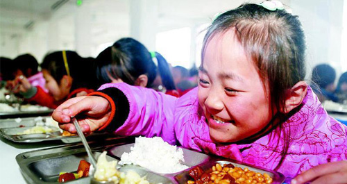 农村中小学校学生吃上了热气腾腾的“营养午餐”