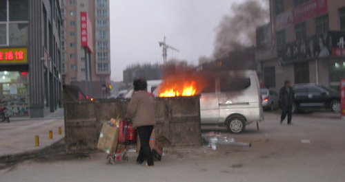 垃圾箱里焚烧垃圾 影响城市环境卫生 望关注