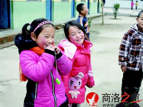 课间孩子们在一起玩耍时才有的纯真笑容